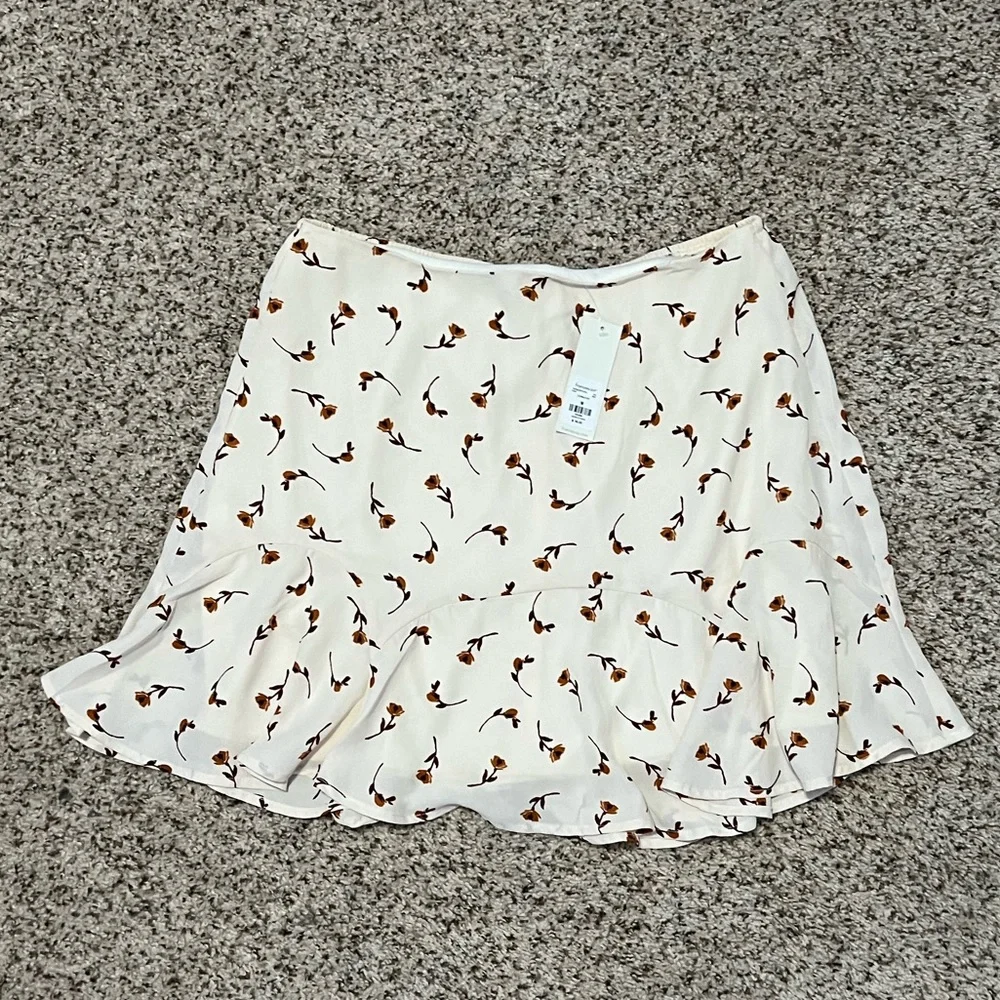 NEW Francesca’s Floral Skirt - Picture 1 of 2